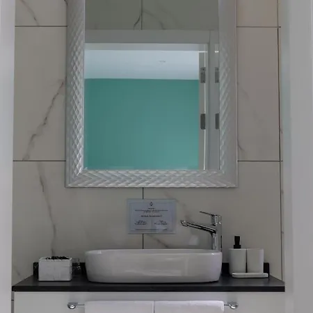 100 Boutique Living *
